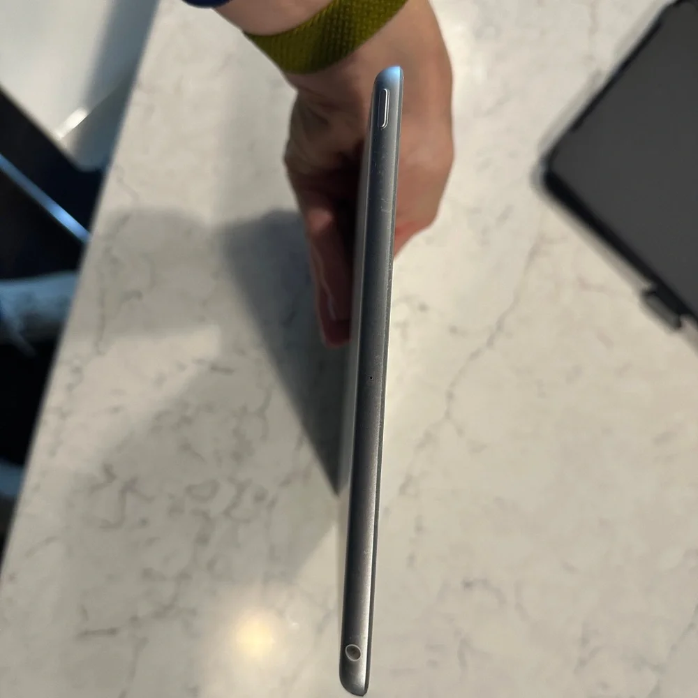 Apple Silver iPad Full-Size Tablet